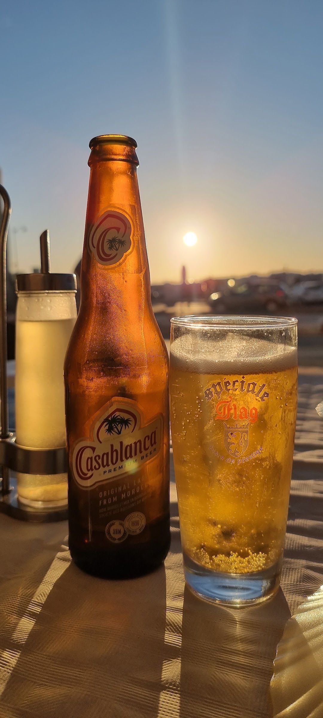 Bière Casablanca au soleil couchant