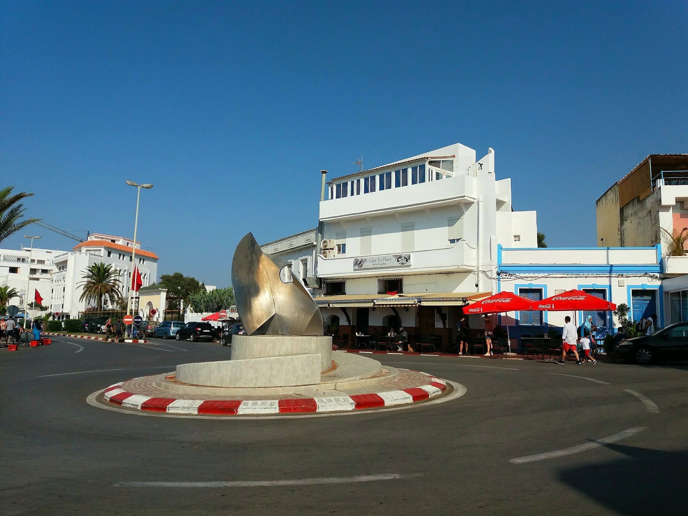 La Place vue depuis le rond-point de la sculpture