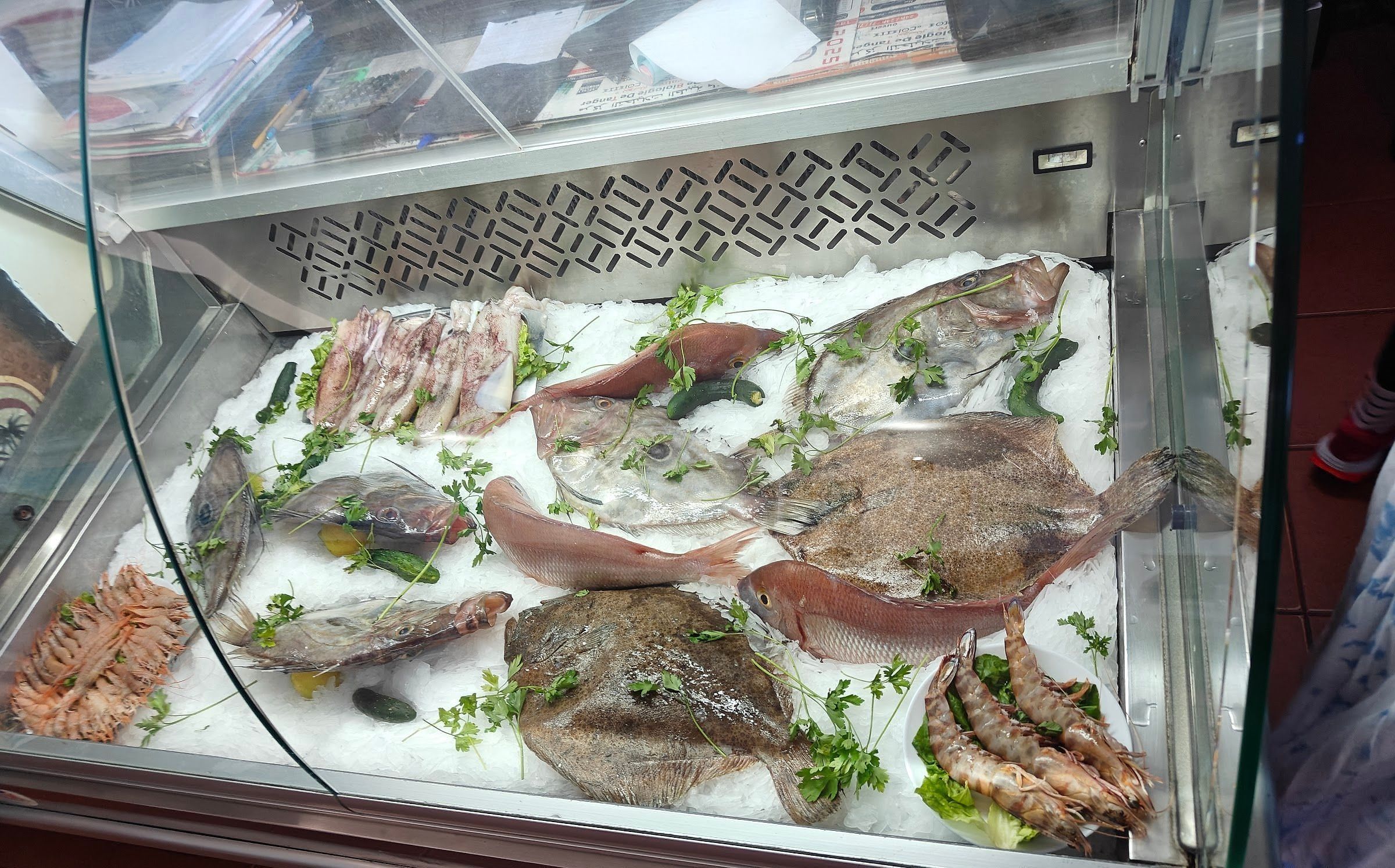La vitrine de poissons frais sur la glace