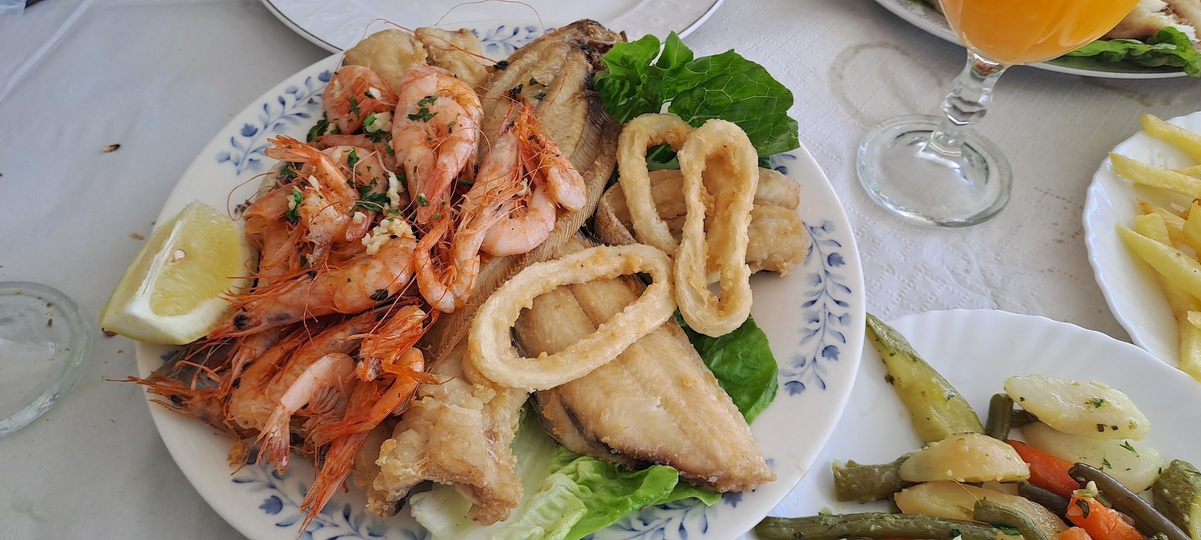 Grand plat de friture de la mer