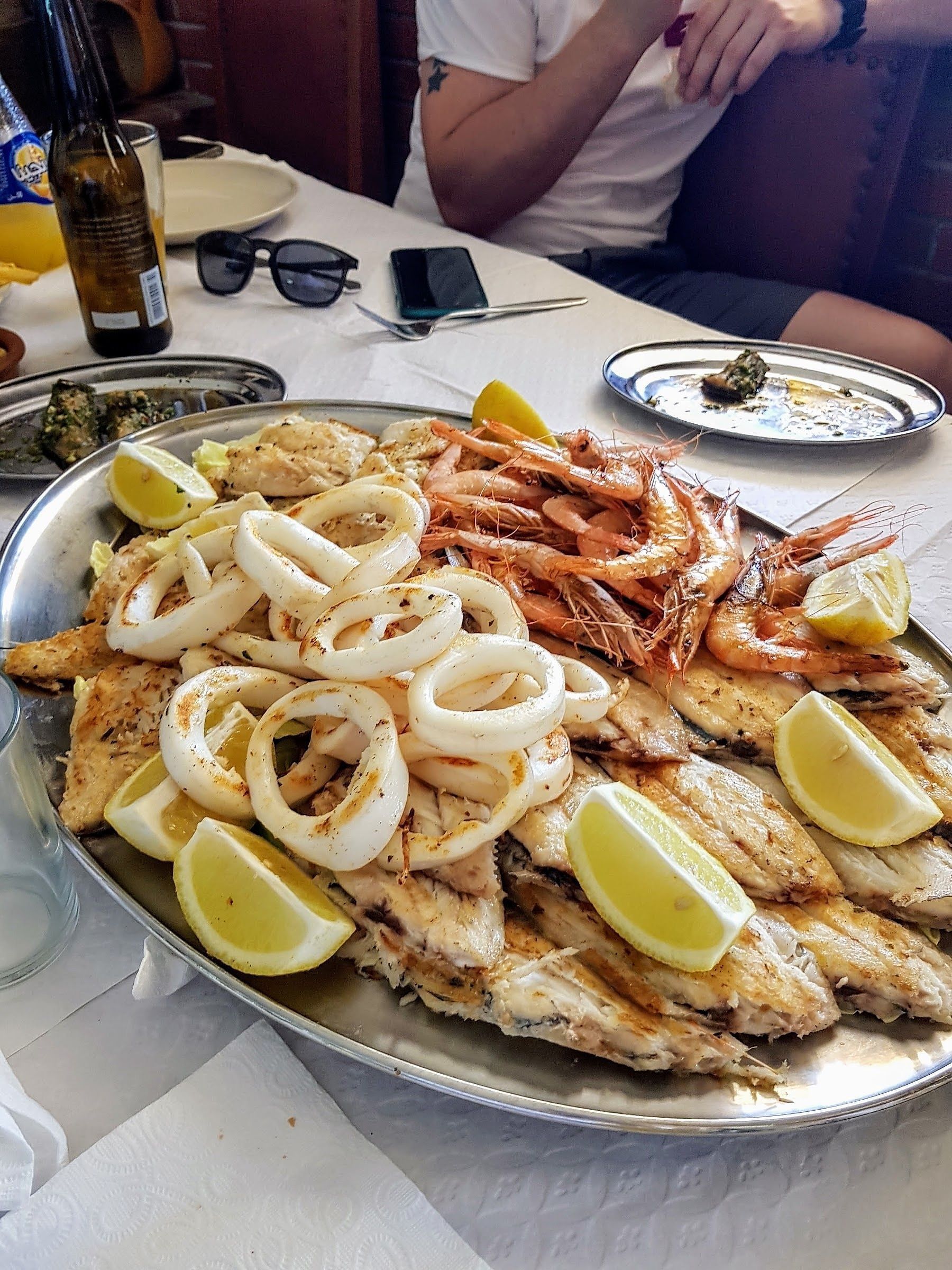 Friture de poisson : crevettes, calamars et poissons frits