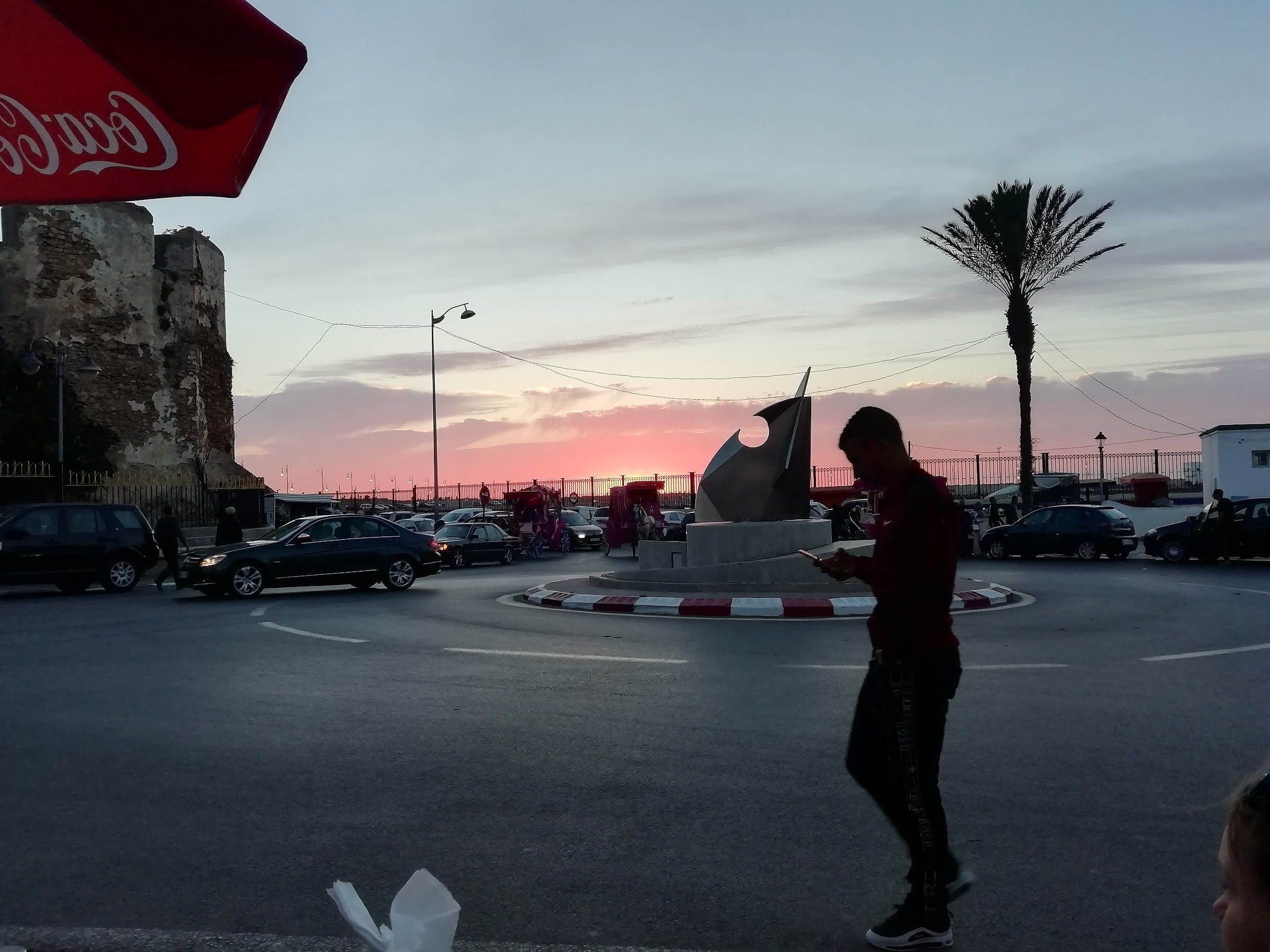 Coucher de soleil sur le rond-point, devant La Place