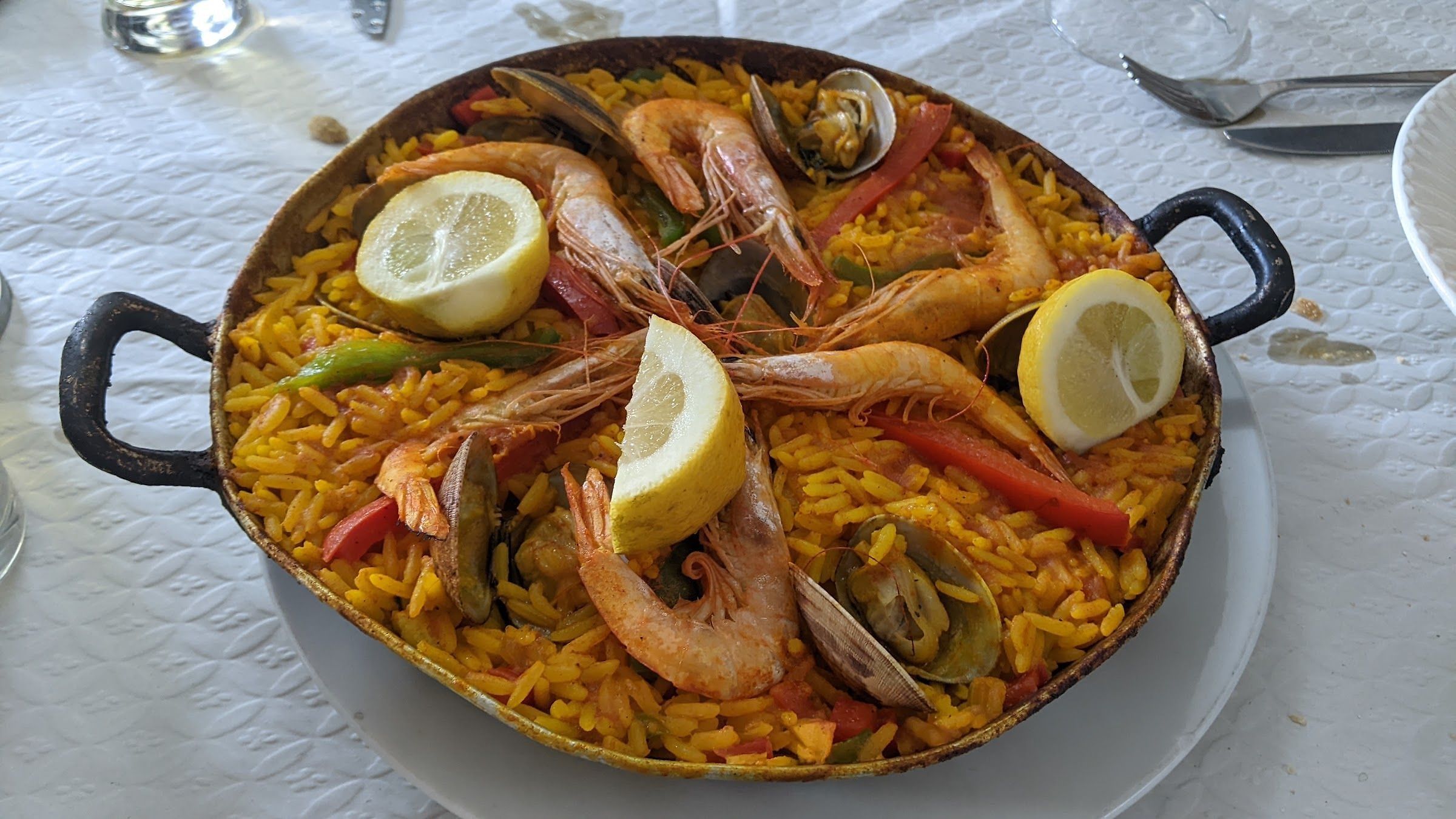 Paella de La Place servie dans sa poêle