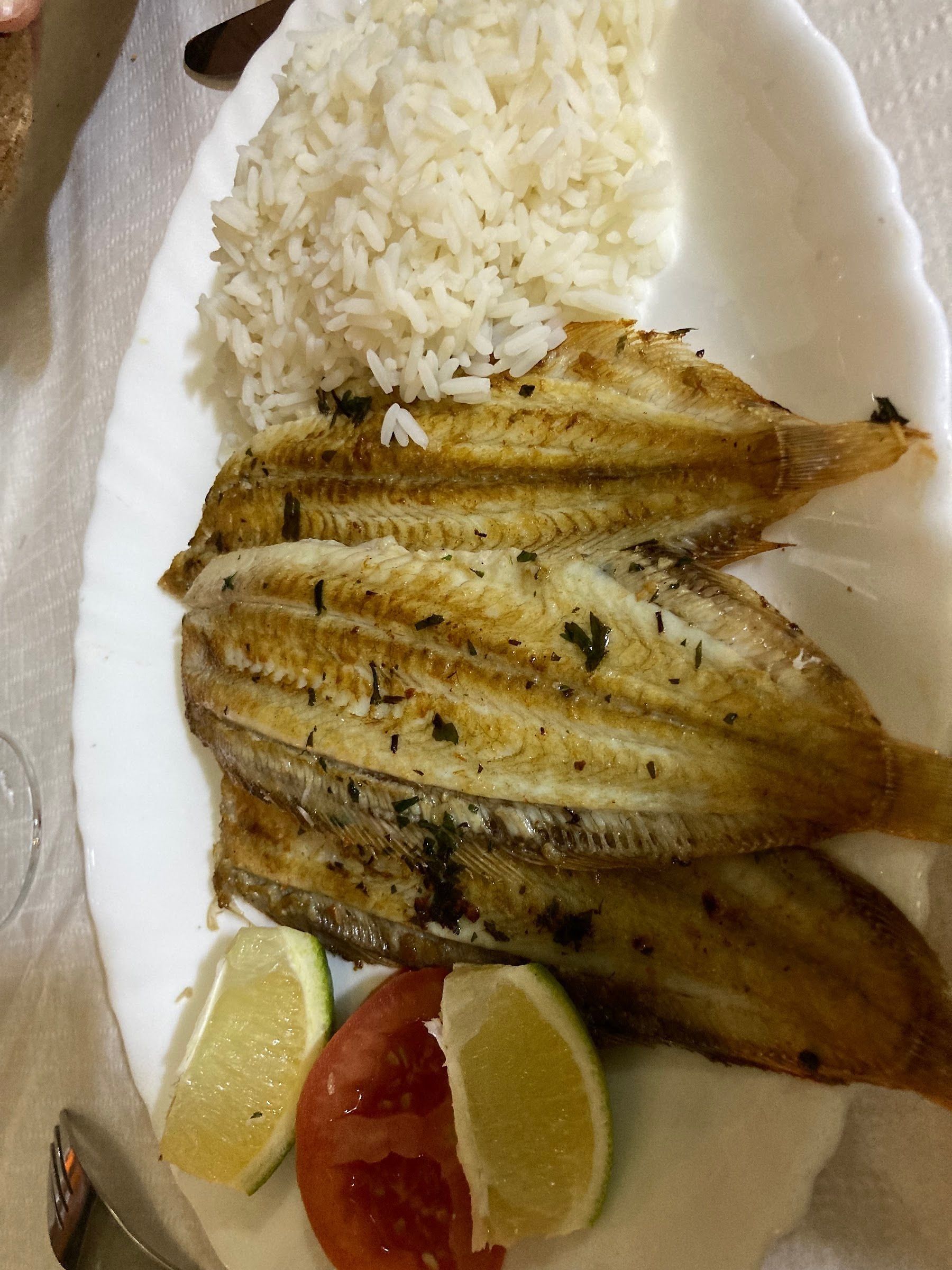 Sole grillée, riz et citron