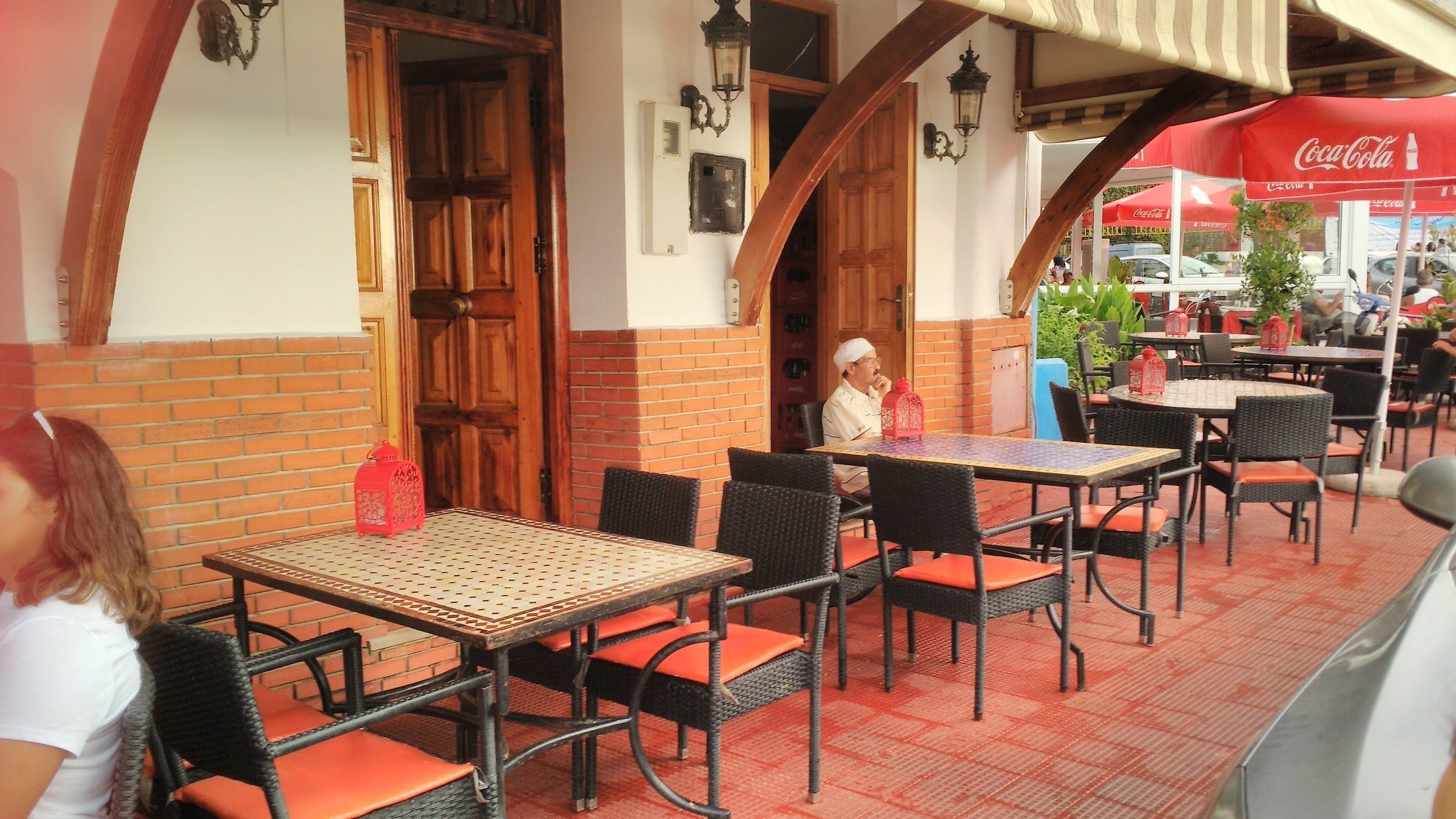 Tables en zellige sous les arches de la terrasse