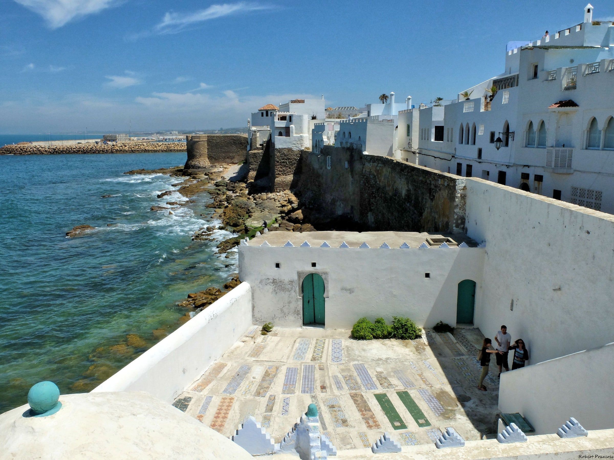 La médina blanche et ses remparts au bord de l’océan